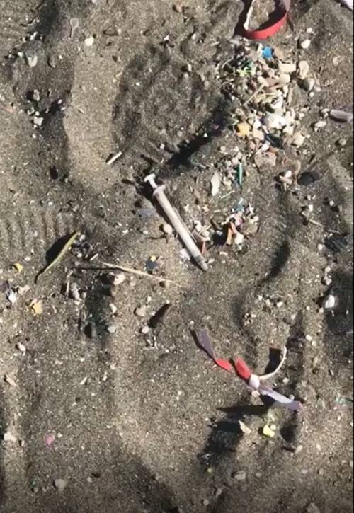 Siringhe in spiaggia al Lido Mappatella: paura per i bambini che giocano sulla sabbia